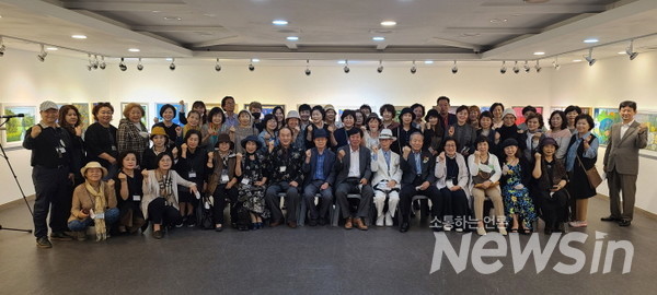 지난 28일 개막한 한국녹색미술협회(황순규 회장)회원 작가들이 코로나로 힘들었던 시기를 극복하고 인사동에서 뭉쳤다(사진=정경호 기자)