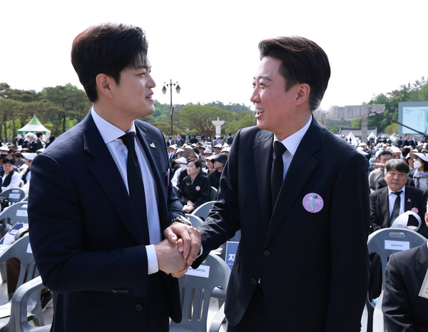 이준석(오른쪽) 개혁신당 대선후보와 김용태 국민의힘 비상대책위원장이 18일 광주 북구 국립5·18민주묘지에서 열린 제45주년 5·18민주화운동 기념식에서 악수하고 있다. (대통령실통신사진기자단) 2025.05.18